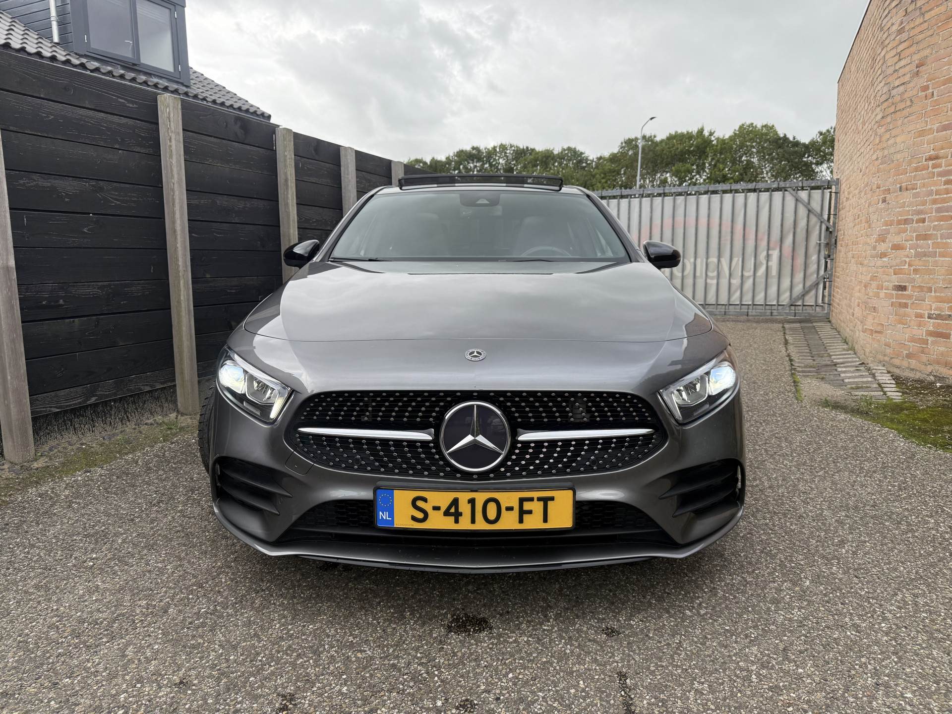 47508809-2.jpg