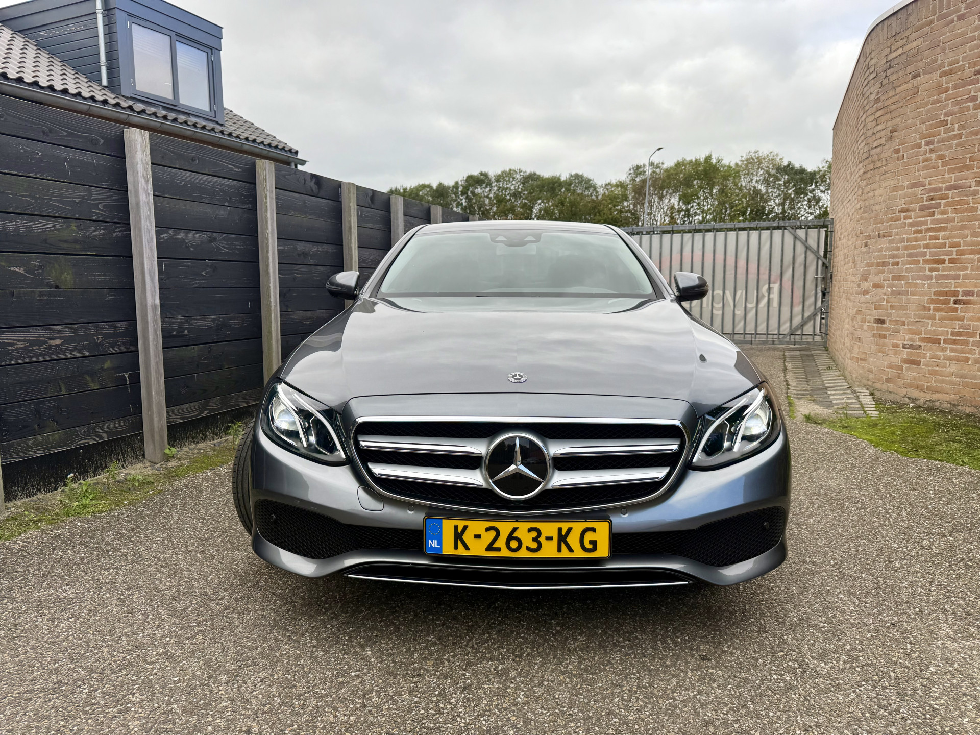 48109325-2.jpg