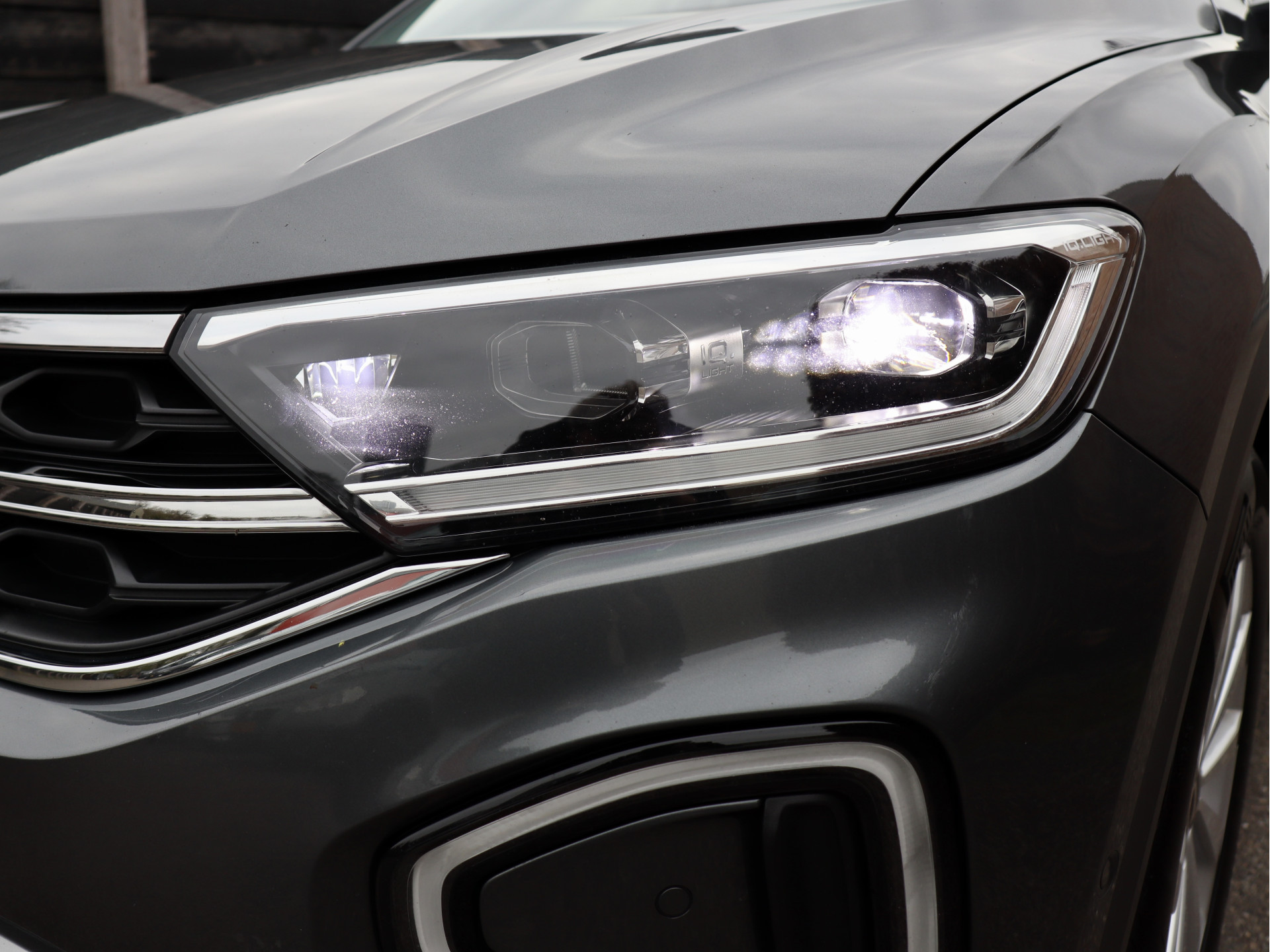 52412174-1.jpg