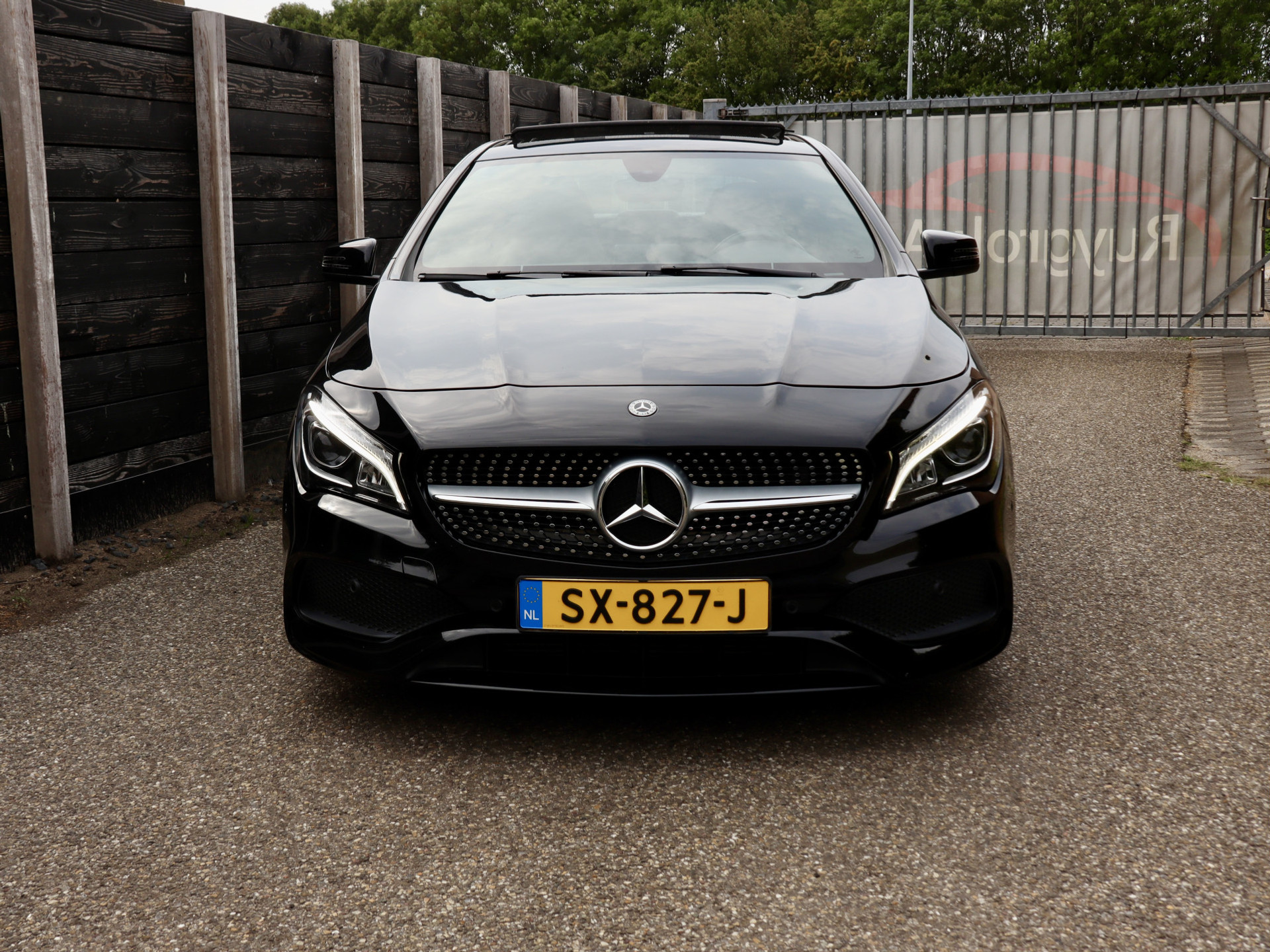 55723710-2.jpg
